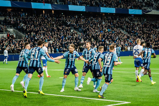 Djurgårdens Erik Berg jublar med lagkamrater