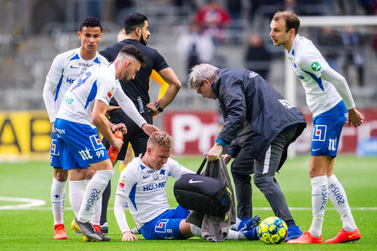 IFK Norrköpings Gudmundur Thórarinsson får vård