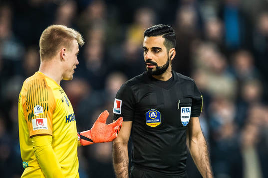 IFK Norrköpings målvakt Isak Pettersson i diskussion med