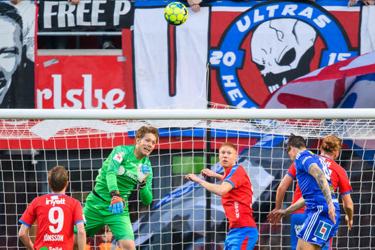 Helsingborgs målvakt Kalle Joelsson boxar bort framför