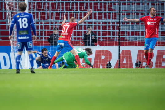 Helsingborgs målvakt Kalle Joelsson räddar skott från