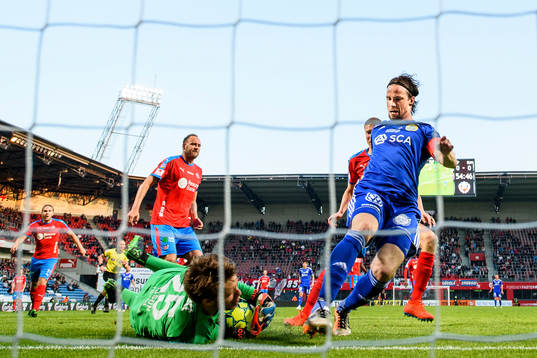 Helsingborgs målvakt Kalle Joelsson räddar på mållinjen