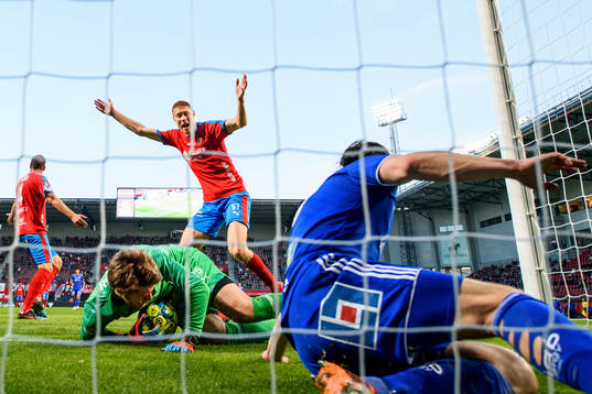 Helsingborgs målvakt Kalle Joelsson räddar på mållinjen