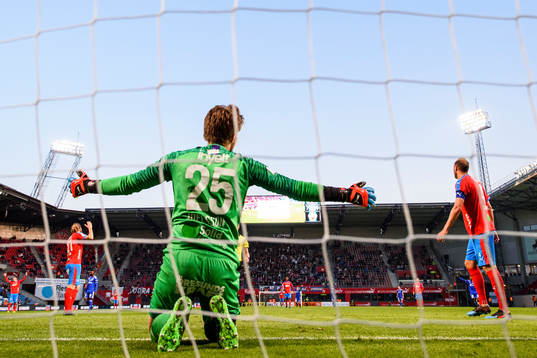 Helsingborgs målvakt Kalle Joelsson deppar