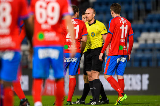 Helsingborgs Charlie Weberg och Adam Eriksson i samtal med