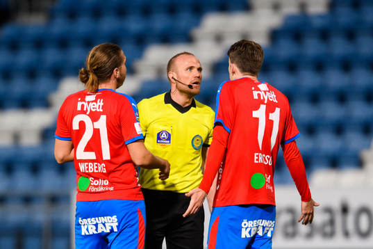Helsingborgs Charlie Weberg och Adam Eriksson i samtal med