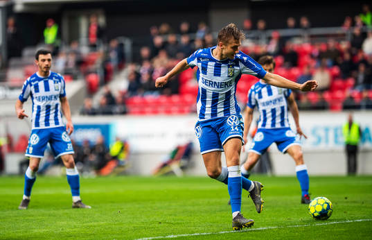 IFK Göteborgs Benjamin Nygren klackar bollen