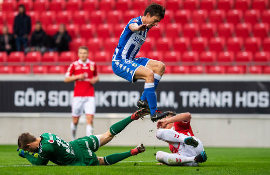 IFK Göteborgs Lasse Vibe och Kalmars målvakt Lucas
