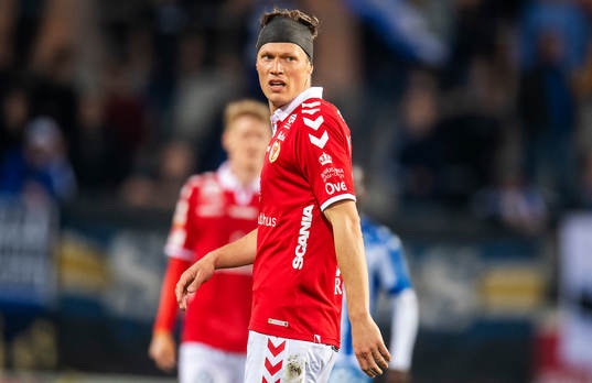 Kalmars Viktor Elm med huvudbandage
