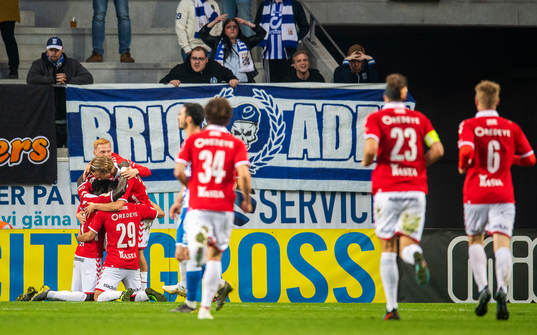Kalmars Papa Alioune Diouf jublar med lagkamrater