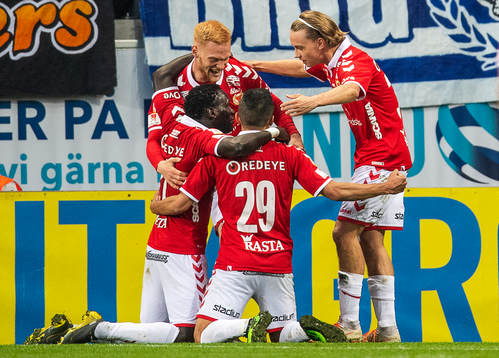 Kalmars Papa Alioune Diouf jublar med lagkamrater