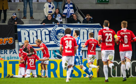 Kalmars Papa Alioune Diouf jublar med lagkamrater