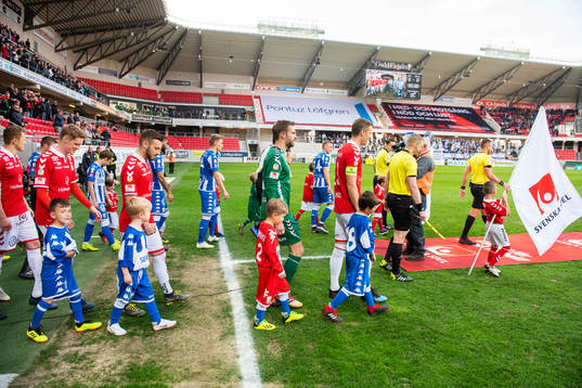 Kalmarspelarna och IFK Göteborgspelarna tågar in