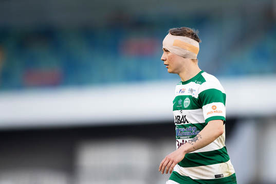 Västerås Dennis Persson med bandage runt huvudet