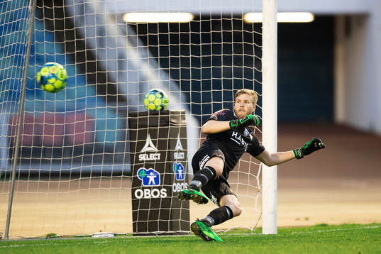Örgrytes målvakt Fredrik Andersson släpper in 0-2