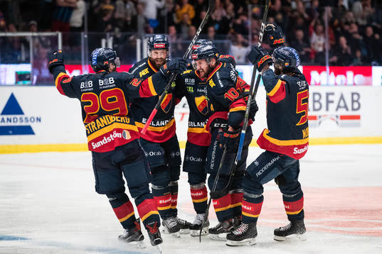 Djurgårdens Niclas Bergfors jublar med lagkamrater