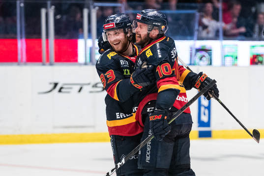 Djurgårdens Linus Hultström jublar med målskytten till
