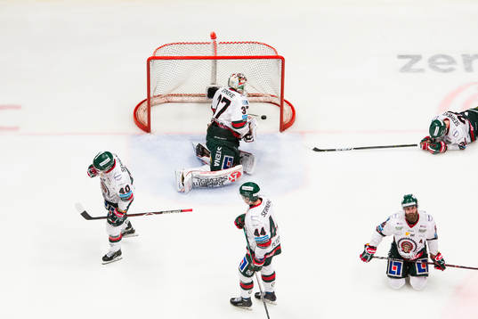 Frölundas Joel Mustonen, målvakt Johan Gustafsson,