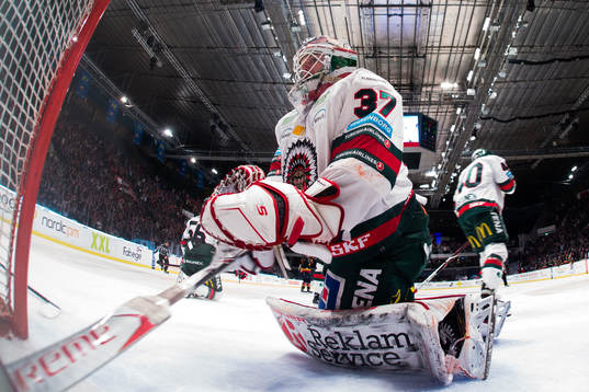 Frölundas målvakt Johan Gustafsson deppar