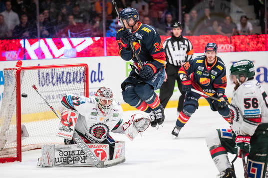 Frölundas målvakt Johan Gustafsson och Djurgårdens
