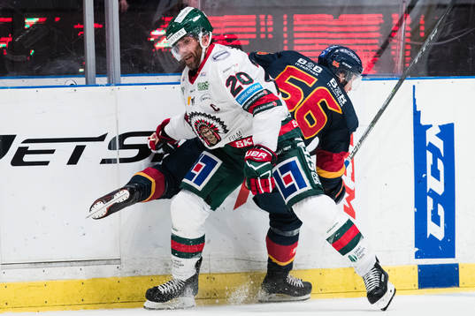 Frölundas Joel Lundqvist i en närkamp med Djurgårdens