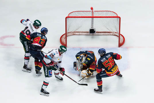 Djurgårdens målvakt Adam Reideborn blockerar pucken