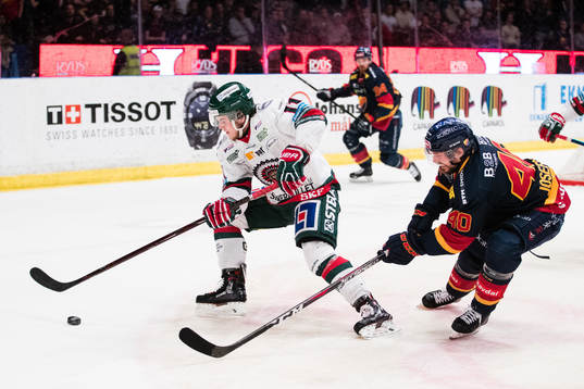 Frölundas Samuel Fagemo jagas av Djurgårdens Jacob