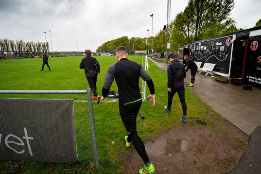 Hittarps spelare går in till uppvärmningen