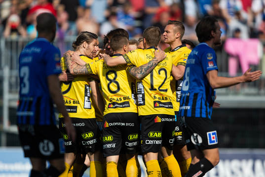 Elfsborgs Pawel Cibicki jublar med lagkamrater