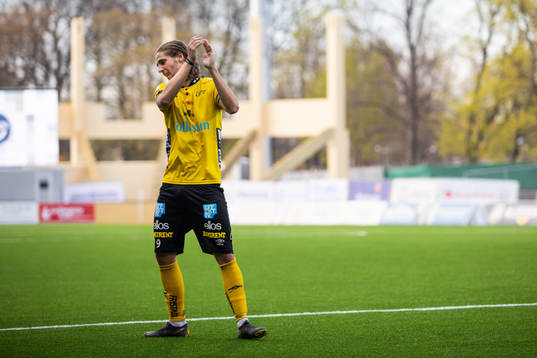 Elfsborgs Pawel Cibicki tackar publiken