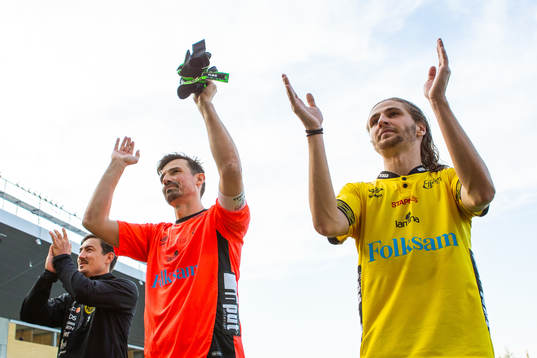 Elfsborgs Pawel Cibicki och målvakt Kevin Stuhr Ellegaard