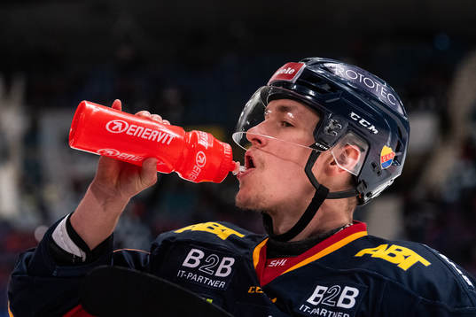 Djurgårdens Tom Nilsson dricker vatten