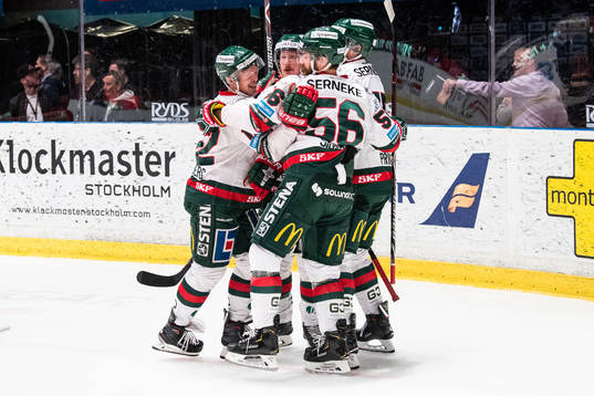 Frölundas Max Friberg jublar med lagkamrater