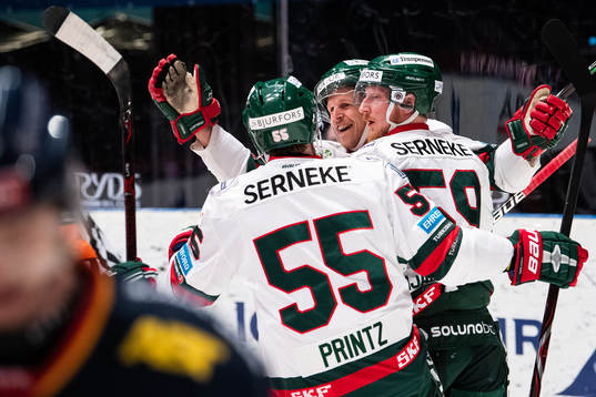 Frölundas Max Friberg jublar med lagkamrater