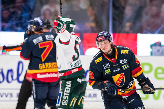 Djurgårdens Dennis Svensson deppar medan Frölundas Simon