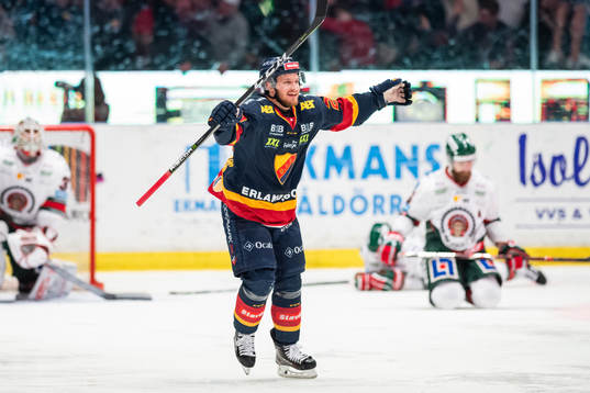 Djurgårdens Sebastian Strandberg jublar