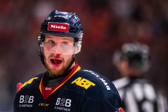 Djurgårdens Sebastian Strandberg blöder från näsan