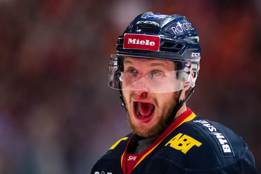 Djurgårdens Sebastian Strandberg blöder från näsan