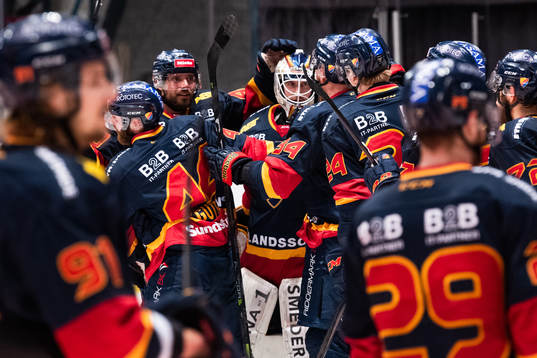 Djurgårdens målvakt Adam Reideborn jublar med lagkamrater