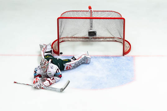 Frölundas målvakt Johan Gustafsson deppar