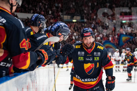 Djurgårdens Niclas Bergfors jublar med lagkamrater