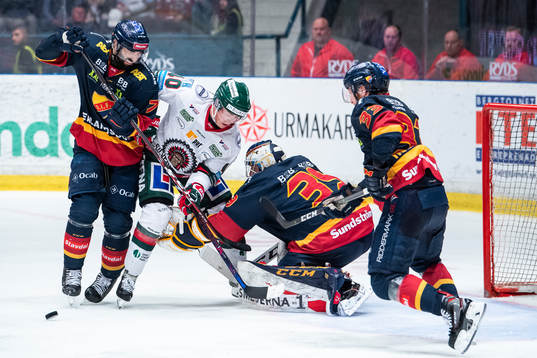 Frölundas Joel Mustonen och Djurgårdens målvakt Adam
