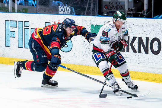 Djurgårdens Robin Norell och Frölundas Ryan Lasch i kamp