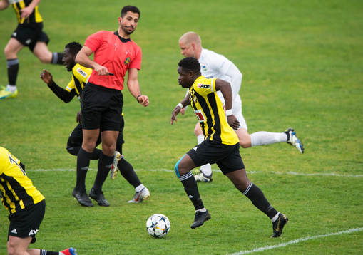 Full fart framåt, IFK Hässleholms Patrick Osiako driver