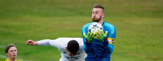 IFK Hässleholms målvakt Alexander Nilsson greppar bollen