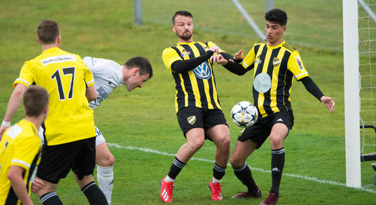 En Österlen-spelare nickar mot IFK-målet, Nikola
