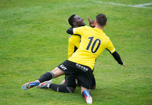 IFK Hässleholms Mike Andrew har gjort mål och grattas i