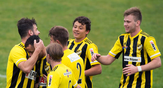 IFK Hässleholms spelare grattar målskytten Mohammed