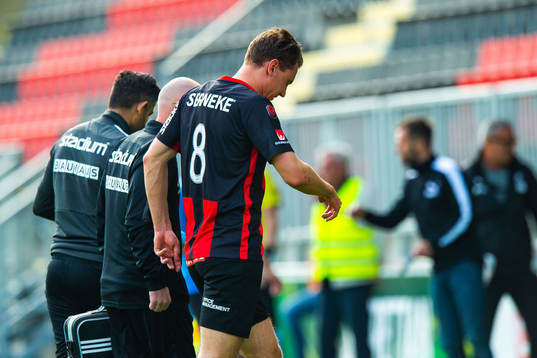 Brommapojkarnas Marcus Hansson får hjälp av planen