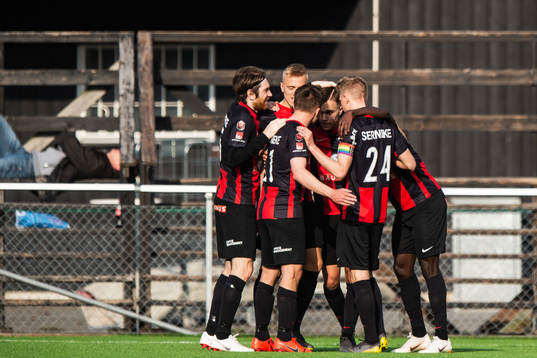 Brommapojkarnas Dušan Jajić jublar med lagkamrater